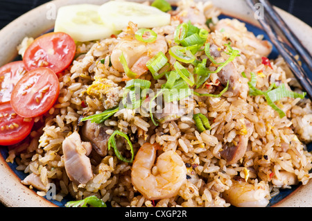 Gebratener Reis mit Huhn und Garnelen Stockfoto