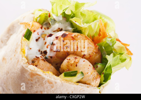 Fladenbrot gefüllt mit Garnelen und Salat Stockfoto