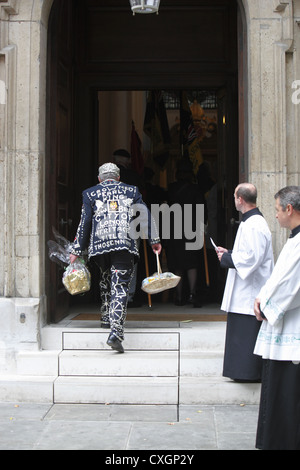 Pearly Kings & Queens costermonger Erntefest statt an der Guildhall Hof & St Mary-le-Bow Church, London, England, UK Stockfoto