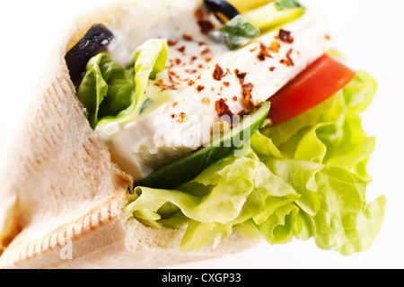 Fladenbrot gefüllt mit Feta und Gemüse Stockfoto