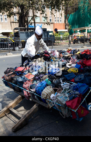 Dabbawala Tiffen Box Lieferung Mann seinen Kunden organisieren lunch-Boxen, Mumbai, Indien. Stockfoto