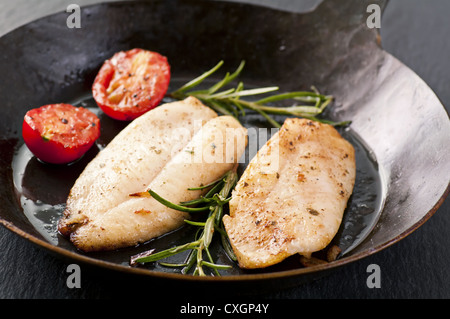 Fisch Steak in Eisenpfanne gebraten Stockfoto