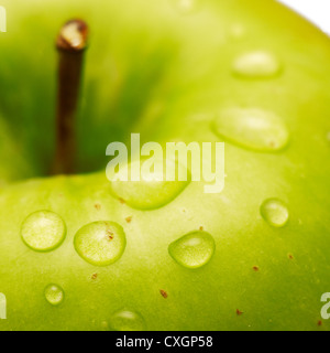Grüner Apfel mit Wassertropfen auf der Oberfläche Stockfoto