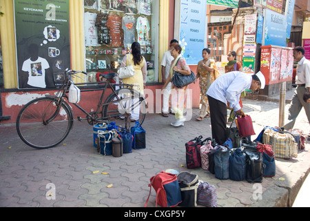 Dabbawala Tiffen Box Lieferung Mann seine Kunden organisieren lunch-Boxen, Mumbai, Indien Stockfoto