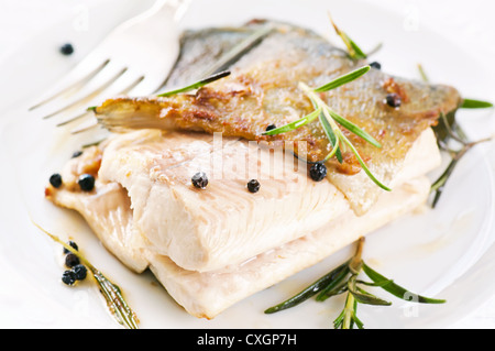 Forelle gebraten mit Gewürzen Stockfoto