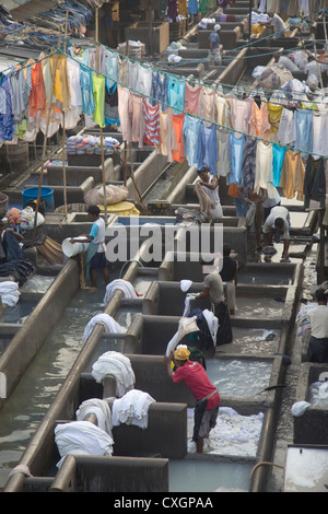 Arbeitnehmer beschäftigt in der zentrale Wäscherei Dhobi Ghats, Mumbai, Indien. Stockfoto