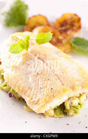 Forelle gebraten mit Avocado-tatar Stockfoto