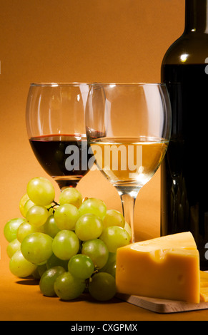 Wein, Trauben und verschiedene Arten von Käse-Stillleben Stockfoto