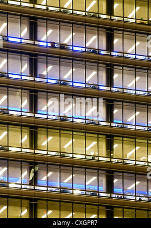 Leeres Bürogebäude in der Nacht Stockfoto