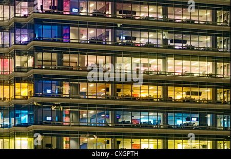 Leeres Bürogebäude in der Nacht Stockfoto