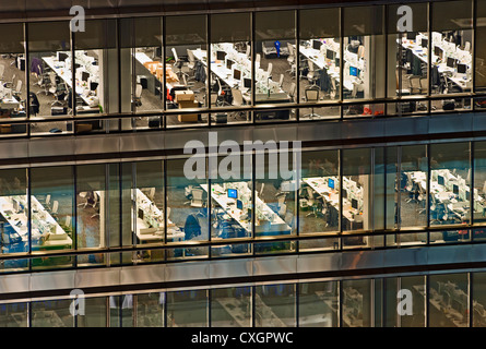 Leeres Bürogebäude in der Nacht Stockfoto