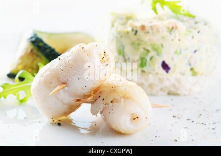 Gegrillter Fisch Röllchen mit Avocado Creme Stockfoto