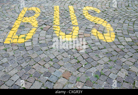 Gelben Bus auf dem Weg der Porphyr zu unterzeichnen. Stockfoto