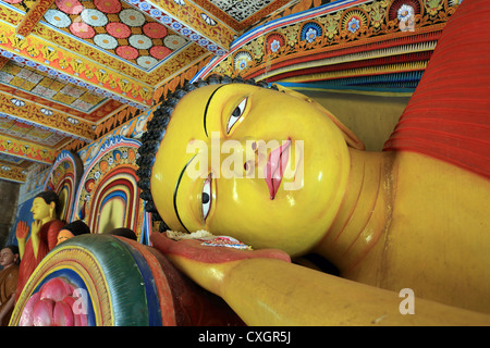 Liegender Buddha-Statue im Issurumuniya Tempel in Anuradhapura, Sri Lanka. Stockfoto