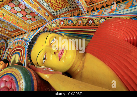 Liegender Buddha-Statue im Issurumuniya Tempel in Anuradhapura, Sri Lanka. Stockfoto