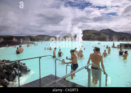 Menschen Baden in den entspannenden Wasser der blauen Lagune, Grindavik, South West Island Stockfoto