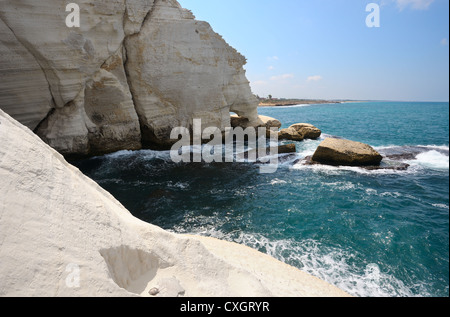 Die weißen Kreidefelsen von Rosch ha-Hanikra an der Nordgrenze Israels Stockfoto