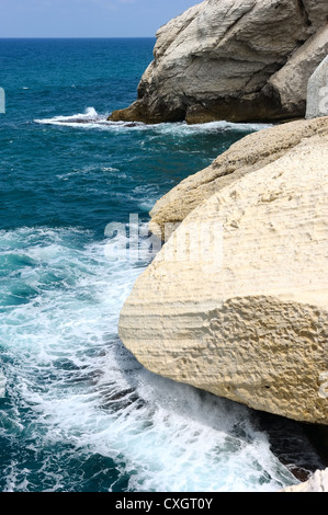 Die weißen Kreidefelsen von Rosch ha-Hanikra an der Nordgrenze Israels Stockfoto