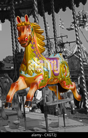 Karussell-Pferd auf schwarz und weiß. Kirmes Karussell auf ein Dampfantrieb Reiten Schuss in Suffolk, England. Stockfoto