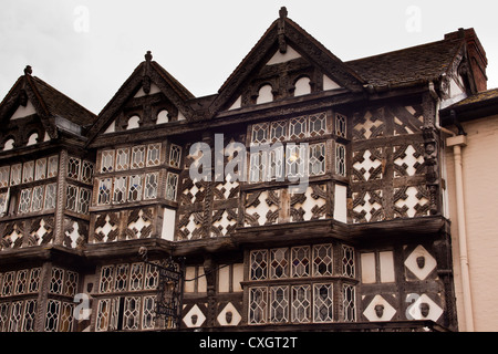 Feathers Hotel auf Bull RIng im hübschen Herefordshire historische Stadt Ludlow Originalgebäude vermutlich 800 Jahre alt. Stockfoto