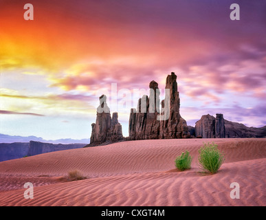 Sanddüne und Totempfahl Felsformation bei Sonnenaufgang. Monument Valley, Arizona Stockfoto