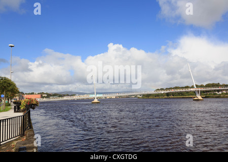 Friedensbrücke über River Foyle von Cityside auf West, Waterside auf östlich von Derry City Co Londonderry Nordirland Vereinigtes Königreich Stockfoto