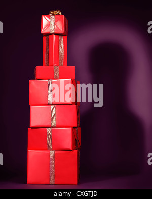 Haufen von roten Geschenke, Geschenk-Boxen, gestapelt in Form einer Flasche. Alkoholisches Getränk Ferienkonzept. Stockfoto