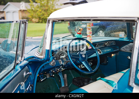 Das Armaturenbrett eines klassischen wiederhergestellt 1955 Pontiac Star Chief 2-Türer Automobil. USA. Stockfoto