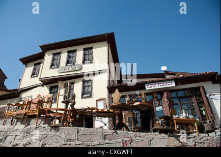 Antiquitäten Händler zeigen ihre waren und Möbel im Freien in der alten Stadt Ankara, Hauptstadt der Türkei Stockfoto