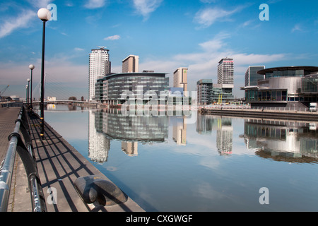 Salford Quays mit der Lowry Theater und neue BBC Media City Komplex spiegelt sich im Wasser.