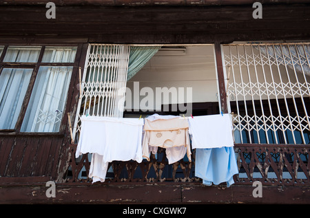 Fenster, Balkon und Trocknen von Kleidung auf ein altes Haus in der alten Stadt Ankara, Hauptstadt der Türkei Stockfoto