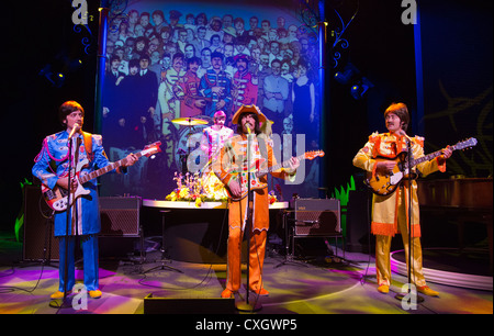 Lassen Sie es sein, das Beatles-Musical mit den Rollen von John, George, Paul und Ringo von Schauspielern auf der Bühne gespielt wird. Stockfoto