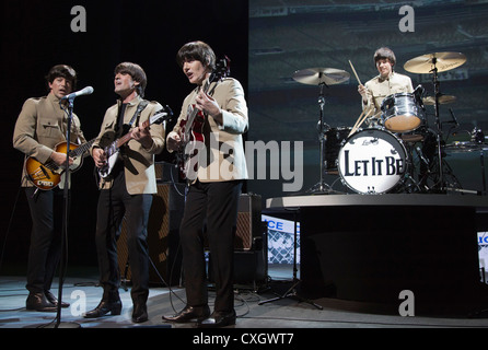 Lassen Sie es sein, das Beatles-Musical mit den Rollen von John, George, Paul und Ringo von Schauspielern auf der Bühne gespielt wird. Stockfoto