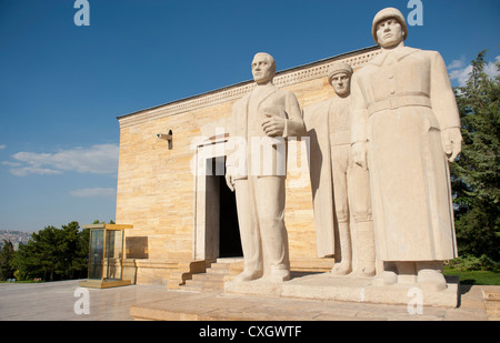 Kosk mit stilisierten Statuen am Eingang der Löwen-Gasse führt zu Atatürks Gräber in Anitkabir Komplex, Ankara Stockfoto