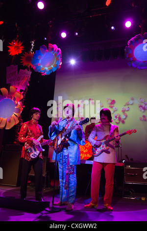 Lassen Sie es sein, das Beatles-Musical mit den Rollen von John, George, Paul und Ringo von Schauspielern auf der Bühne gespielt wird. Stockfoto