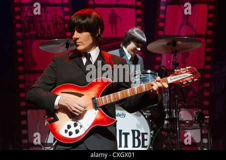 Lassen Sie es sein, das Beatles-Musical mit den Rollen von John, George, Paul und Ringo von Schauspielern auf der Bühne gespielt wird. Stockfoto