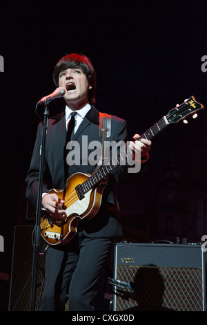 Lassen Sie es sein, das Beatles-Musical mit den Rollen von John, George, Paul und Ringo von Schauspielern auf der Bühne gespielt wird. Stockfoto