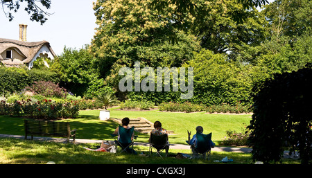 Sitzen drei Frauen-Künstler malen eine Szene in der Klasse 1 aufgeführten Richmond Park London England Europa Stockfoto