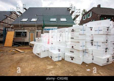 Isolationsmaterial für die Absorption von Wärme, vor einer Baustelle von Privathäusern. Stockfoto