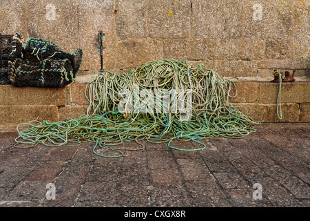 Angelausrüstung mit Seilen und Krabben- und Hummerkrebsen, die am Kai in St. Ives, Cornwall, trocknen. Stockfoto