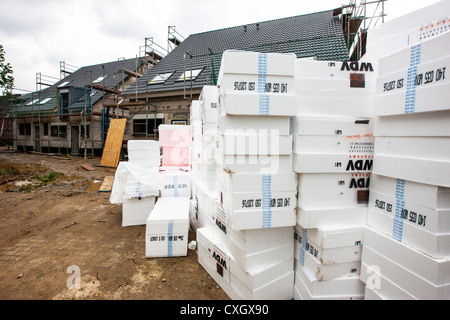 Isolationsmaterial für die Absorption von Wärme, vor einer Baustelle von Privathäusern. Stockfoto