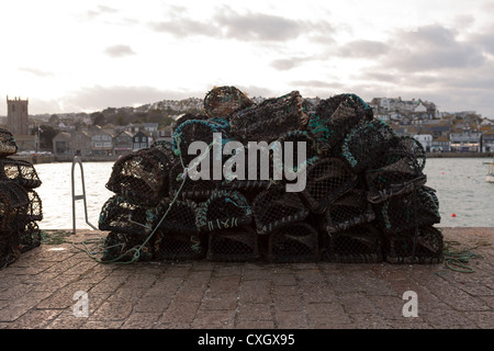 Krabben und Hummer Gatter trocknen am Kai in St. Ives Stockfoto