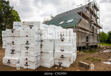 Isolationsmaterial für die Absorption von Wärme, vor einer Baustelle von Privathäusern. Stockfoto
