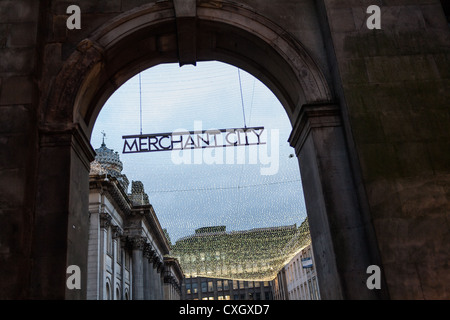 Bogen mit Schild in Glasgow zum Merchant City Bereich im Stadtzentrum von Glasgow mit einer Decke aus Lichterketten. Stockfoto