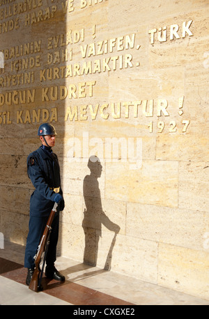 Anitkabir, Auszüge Atatürk Mausoleum Ankara, mit Soldaten vor der goldenen Inschriften, d. h. von Atatürks Rede Stockfoto