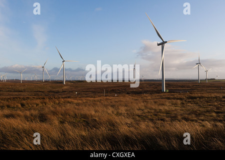 X-Achse Windkraftanlagen Windpark Whitelee bei Sonnenuntergang. Stockfoto