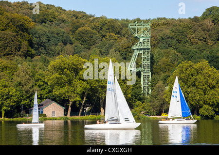 Wasser Sportaktivität am Baldeneysee See, ein Stausee des Flusses Ruhr, Segelboot vor einem alten Minenschacht, Essen, Deutschland. Stockfoto