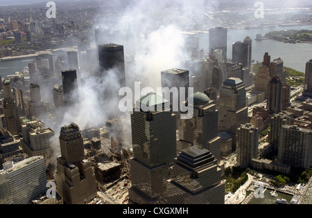 Eine Luftaufnahme der Zerstörung von Terroristen des World Trade Centers 15. September 2001 in New York City. Der Blick ist nach Süden, erhebt sich das World Financial Center – American Express, WFC Tower zwei und WFC Turm 1. Governors Island in der Upper New York Bay ist im Hintergrund. Stockfoto