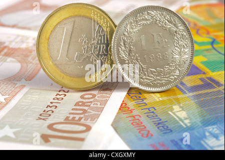 Euro und Schweizer Franken Münze auf Banknoten Stockfoto
