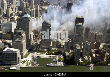 Eine Luftaufnahme der Zerstörung von Terroristen des World Trade Centers 15. September 2001 in New York City. Die Aussicht ist im Osten, im Vordergrund den Hudson River und North Cove Marina mit den Türmen des World Financial Center dahinter. Stockfoto